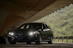 梅赛德斯-奔驰e300 amg 梅赛德斯 汽车 黑色 大灯 浅色 4k壁纸 3840x2160