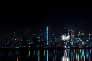 夜城 建筑 烟花 水 反射 4k壁纸 3840x2160