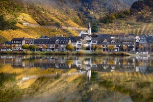 房屋 建筑物 湖泊 倒影 山丘 风景 4k壁纸 3840x2160