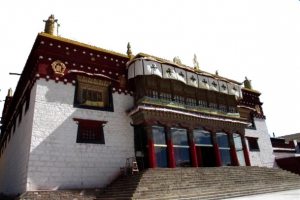 青春科尔寺佛学院正门