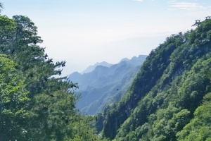 春天青山蓝天爬山