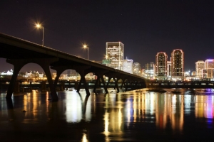 桥梁 建筑物 霓虹灯 灯光 城市 夜间 4k壁纸 3840x2160