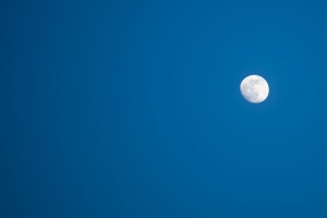 月亮 天空 夜晚 蓝色 极简主义 4k壁纸 3840x2160