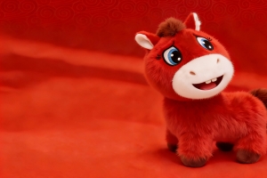 免费下载高清3440x1440带鱼屏壁纸，红色背景笑笑马