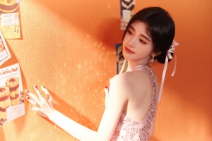 可爱美女鞠婧祎 橙色背景墙 4k桌面壁纸