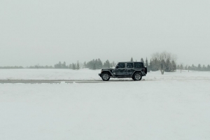 汽车 suv 黑色 雪地 冬季 4k壁纸 3840x2160