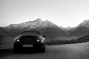 保时捷carrera 保时捷 汽车 跑车 黑色 黑白 山脉 4k壁纸 3840x2160