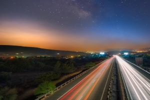 向利马索尔塞浦路斯市方向行驶的高速公路 天空中的银河 3440x1440风景壁纸