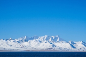 静湖雪山背景图