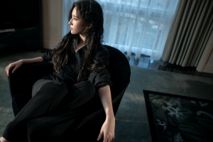 美女刘亦菲侧脸，黑色衣服，高清美女4k壁纸