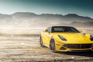 法拉利Ferrari F12berlinetta黄色跑车4k壁纸