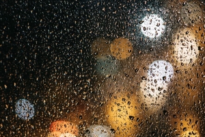 玻璃 水滴 散焦 下雨 潮湿 表面 灯光 4k壁纸 3840x2160