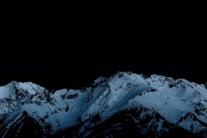 夜晚 山脉 雪地 山峰 4k壁纸 3840x2160