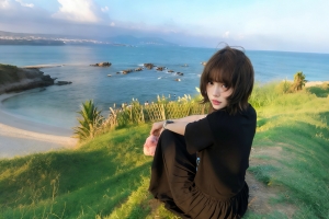 海边回头黑色裙子美女 4K高清壁纸3840x2160免费下载