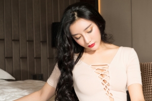 小西 长卷发闭眼美女4k壁纸