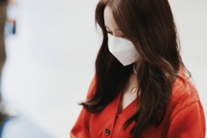 林允儿侧脸照 口罩红色毛衣4k美女壁纸