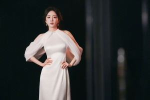 杨幂白色礼服裙子黑色背景4K高清车机美女壁纸5120x3200免费下载