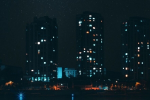 夜城 建筑 摩天大楼 灯光 月亮 城市景观 4k壁纸 3840x2160