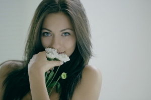 美女和鲜花4K图片