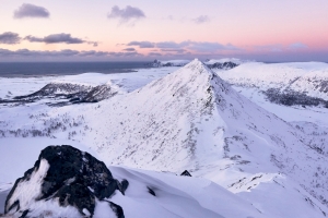 黄昏时的雪山岭4k风景壁纸