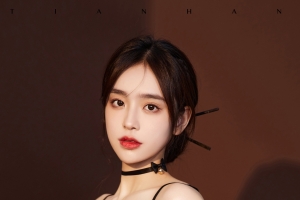 好看身材养眼美女 黑色裙子 小提琴 高清4k手机壁纸2160x3840
