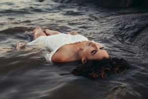 海滩 水 美女4k壁纸