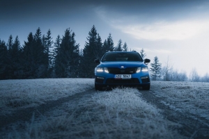  skoda 汽车 蓝色 道路 森林 冬季 4k壁纸 3840x2160
