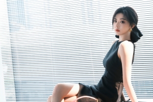 办公美女 黑色裙子 4k壁纸