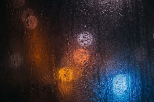 雨 水滴 玻璃 灯光 模糊 宏观 4k壁纸 3840x2160