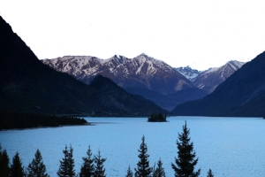 西藏旅游景区然乌湖