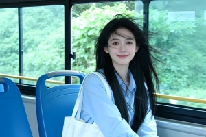 公交车旁清新美女4K高清壁纸3840x2160免费下载