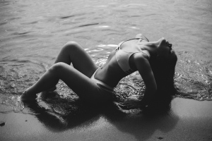 美女海滩黑白摄影5K壁纸