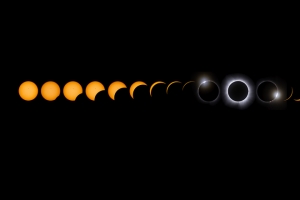 太空日全食奇景，月亮遮日低光黑色背景超清4K带鱼屏壁纸3440x1440免费下载