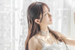 白色裙子优雅美女4k壁纸