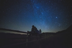 星空下的女孩们摄影图片