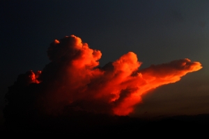 云 日落 金色的夕阳 天空 户外 景区 宁静 天气 4K壁纸