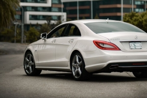 梅赛德斯-奔驰cls350 amg 梅赛德斯 机器 白色 建筑 城市 4k壁纸 3840x2160
