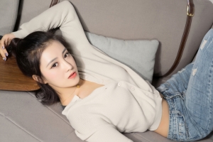 白色毛衣 牛仔长裤子 4k美女壁纸