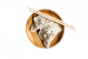 木头盘里的蒸饺