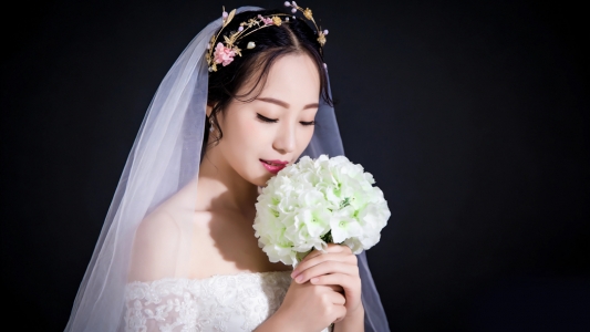 唯美新娘婚纱照片，鲜花点缀暗黑背景 4K高清壁纸3840x2160免费下载