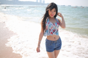 刘雪妮verna 海边长发美女模特 牛仔短裤 4K壁纸