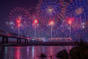 烟花 夜晚 假期 桥梁 深色 4k壁纸 3840x2160