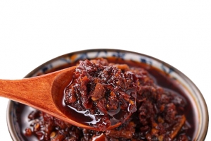 陶瓷碗里的牛肉酱