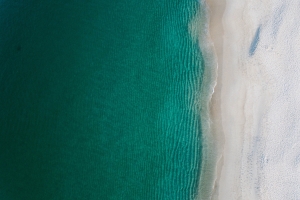 绿色的海洋 海滩 沙滩 海波 4K风景壁纸
