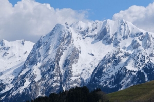 山脉 雪 斜坡 浮雕 树木 景观 4k壁纸 3840x2160