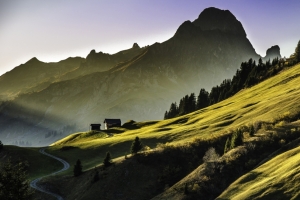 山 高山 弯曲的道路 房子 5K风景图片壁纸