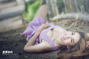 躺在地板上的性感美女4k图片