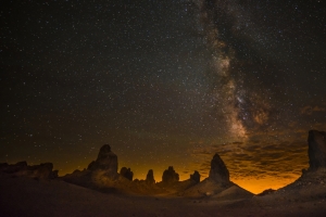 美国 加州 沙漠 晚上 银河 天空 岩石 星星 4K壁纸