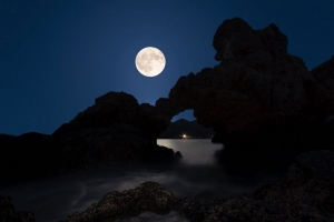海湾 岩石 月亮 夜晚 大海 深色 4k壁纸 3840x2160