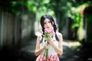 可爱女孩玫瑰花5K高清桌面壁纸